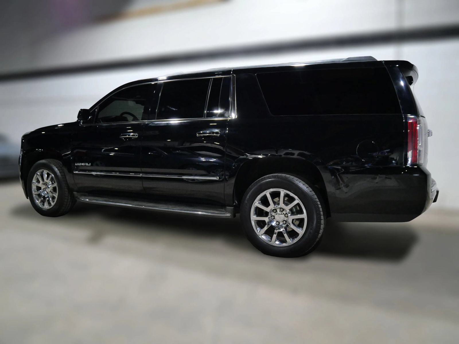 Used 2015 GMC Yukon XL Denali w/ Touring Package AWD/4WD image 4