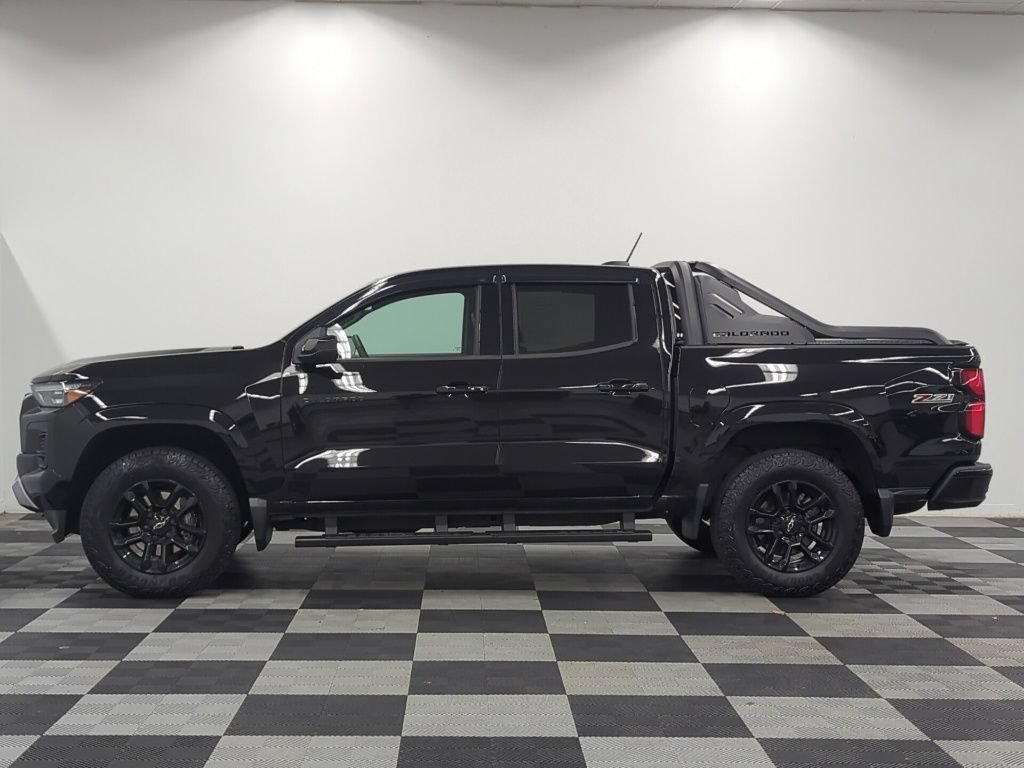 Used 2025 Chevrolet Colorado Z71 w/ Midnight Edition AWD/4WD image 4
