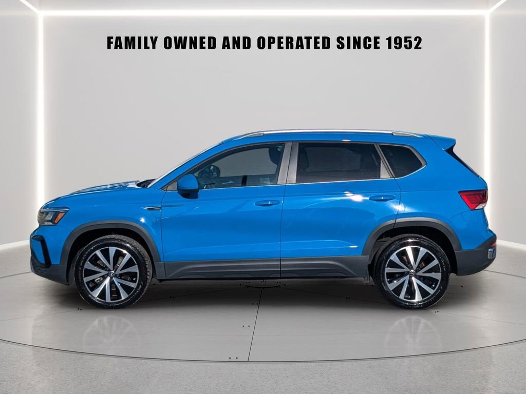 Certified 2023 Volkswagen Taos SE w/ Panoramic Sunroof Package FWD image 3