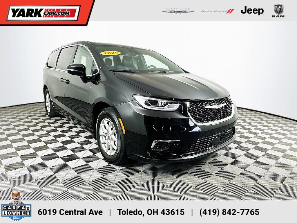 Used 2025 Chrysler Pacifica Select image 1