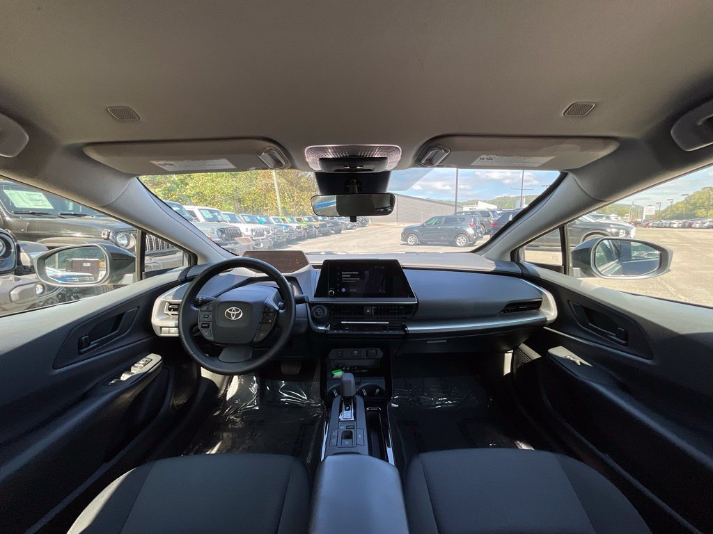 Used 2025 Toyota Prius LE FWD image 15