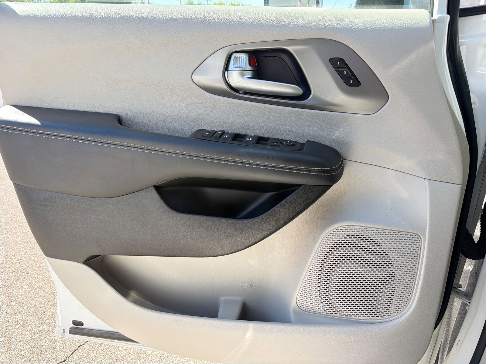 Used 2023 Chrysler Pacifica Touring-L FWD image 33