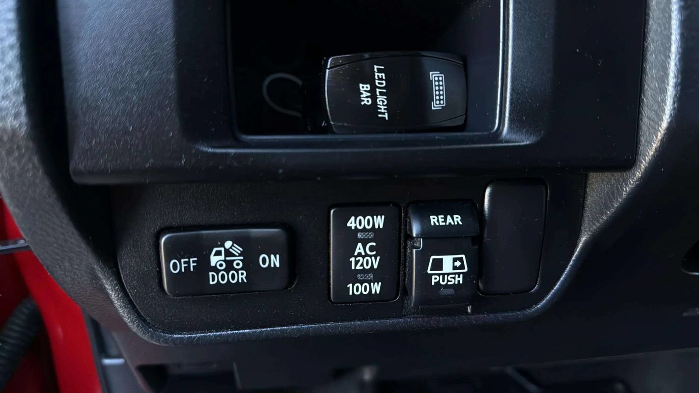 Used 2017 Toyota Tacoma TRD Sport AWD/4WD image 11