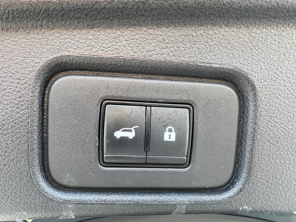 Used 2025 Nissan Pathfinder SV image 16