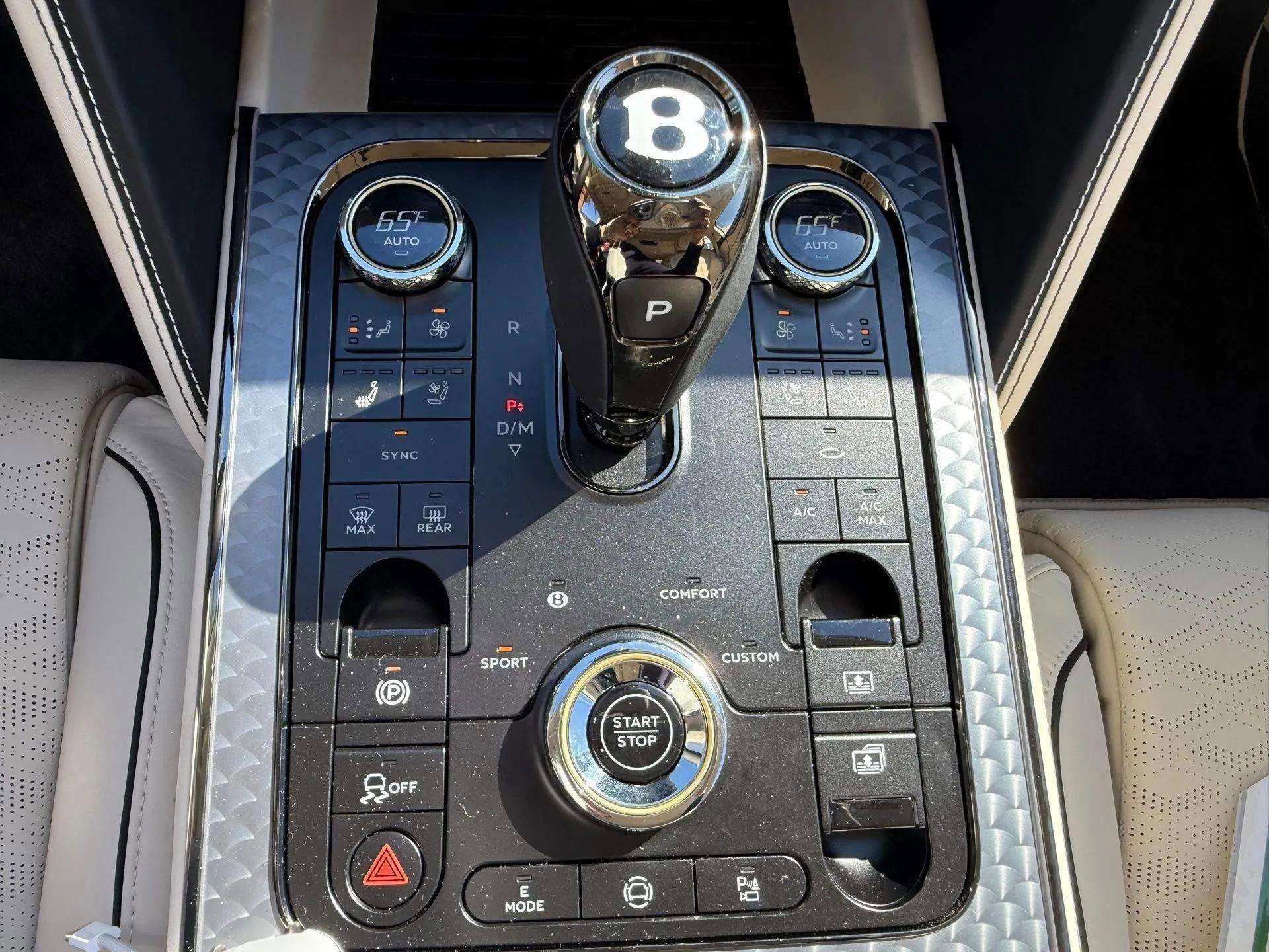 Used 2025 Bentley Flying Spur Plug-In Hybrid image 52