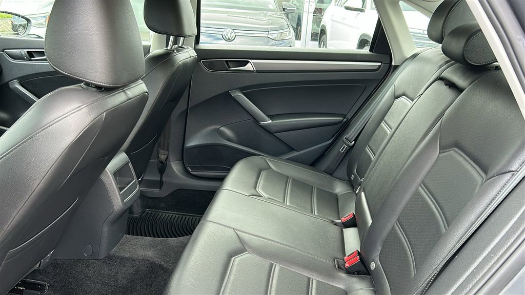 Used 2018 Volkswagen Passat 2.0T R-Line FWD image 22