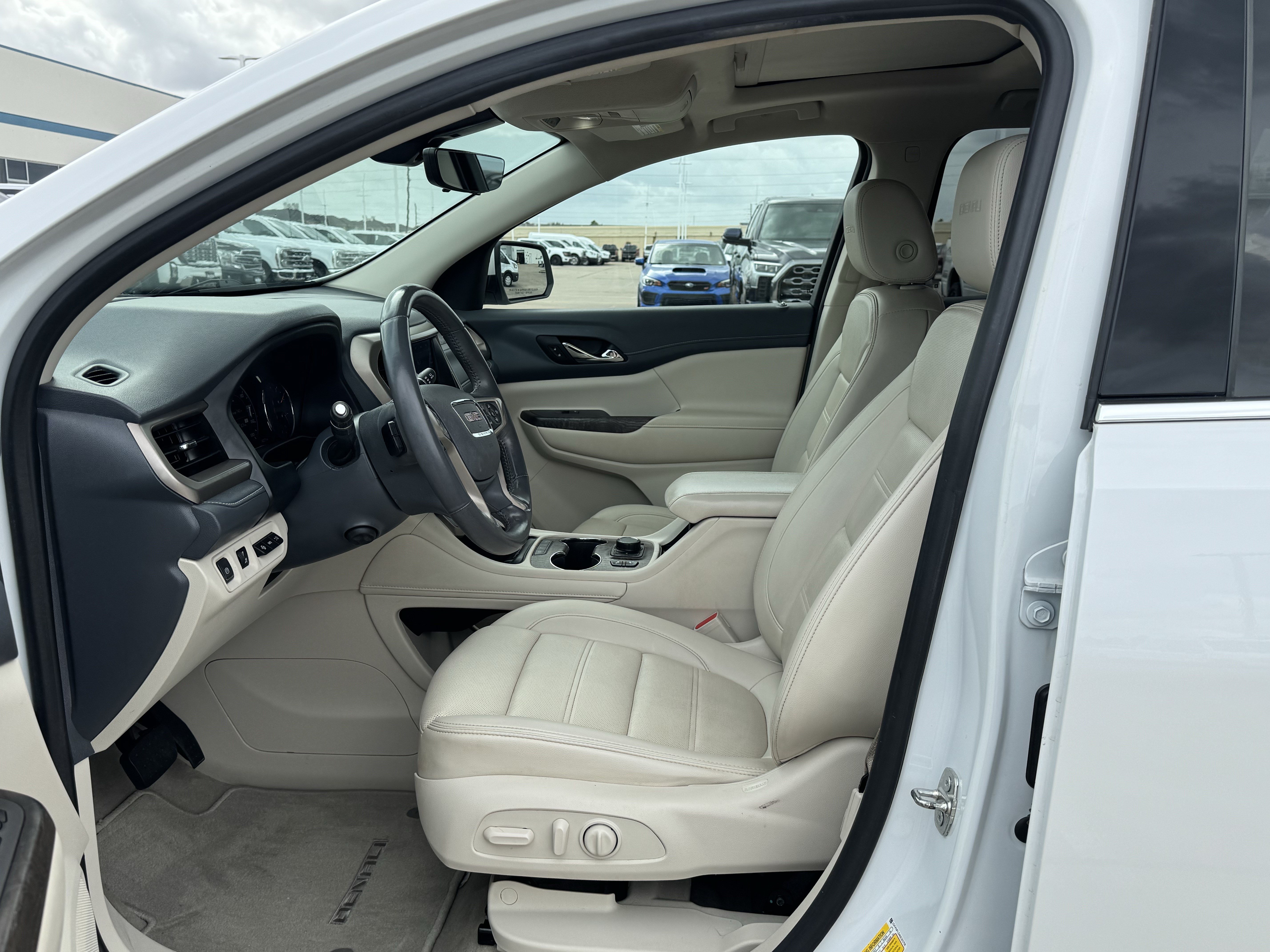 Used 2022 GMC Acadia Denali w/ Denali Ultimate Package FWD image 18