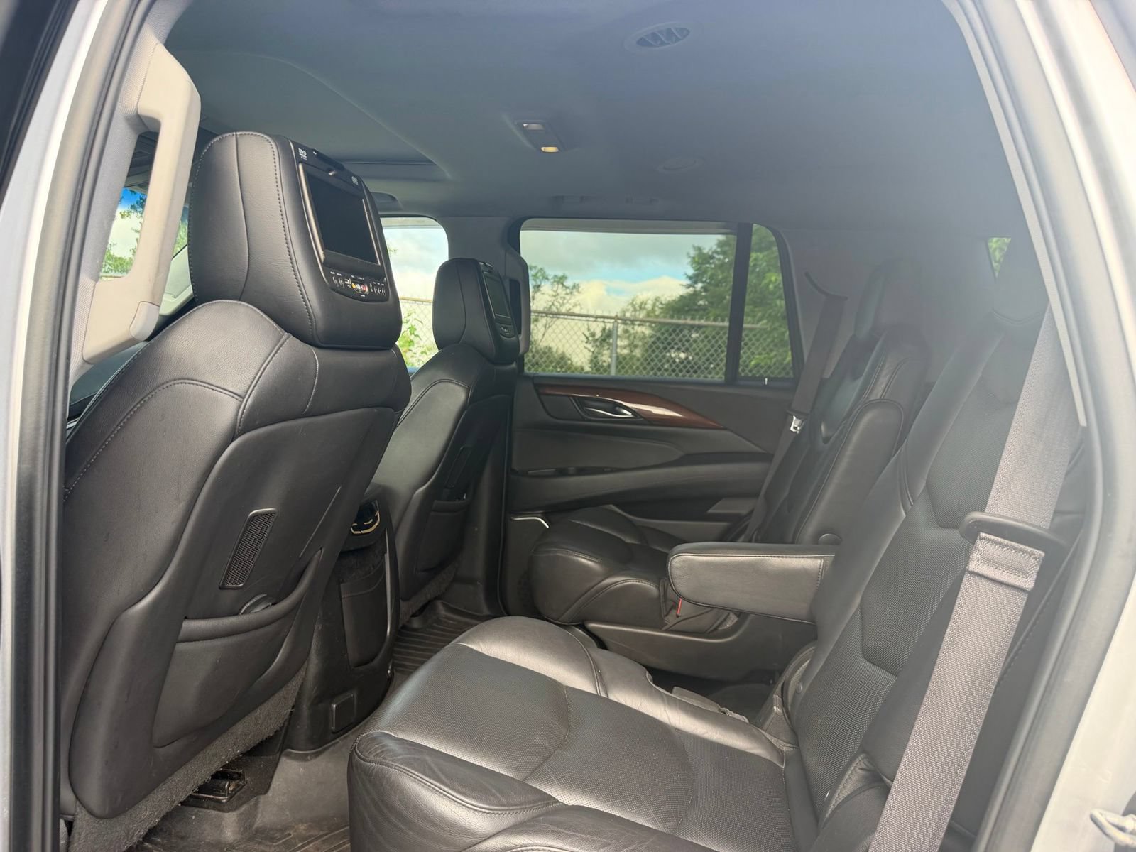 Used 2017 Cadillac Escalade Luxury AWD/4WD image 16