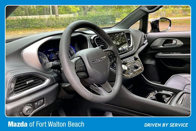 Used 2025 Chrysler Pacifica Limited image 14