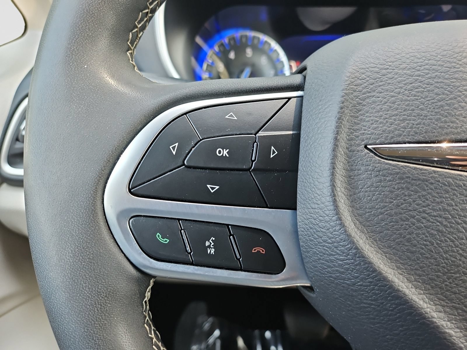 Used 2023 Chrysler Pacifica Touring-L FWD image 30