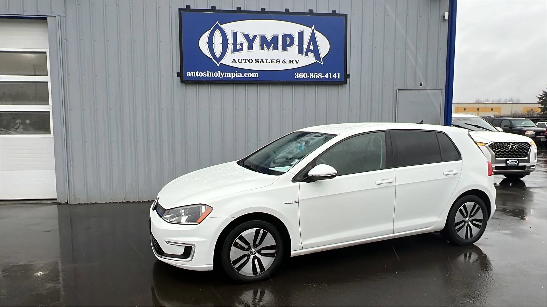 Used 2016 Volkswagen e-Golf SE w/ DC Fast Charging Package FWD image 1
