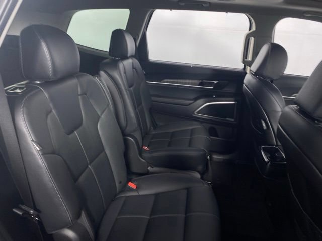 Used 2025 Kia Telluride EX w/ EX Captain's Chair Package FWD image 17