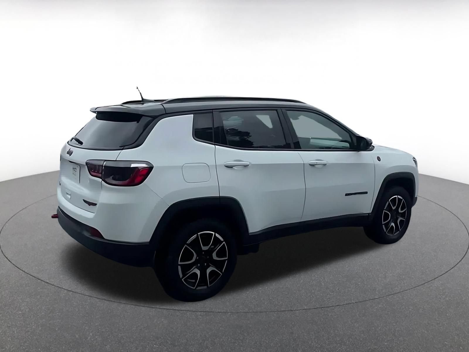 Used 2025 Jeep Compass Trailhawk AWD/4WD image 14