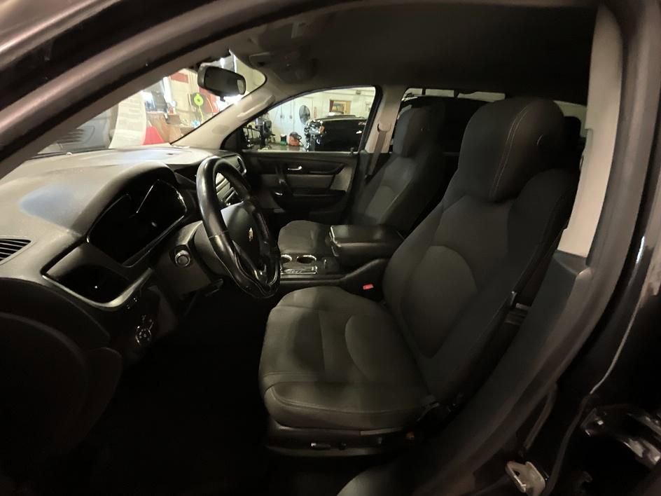 Used 2015 Chevrolet Traverse LT w/ Style and Technology Package FWD image 4