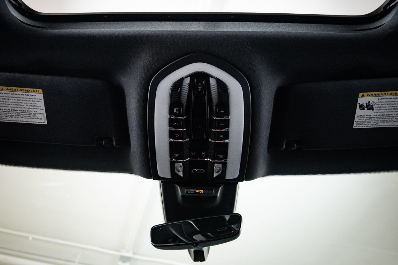 Certified 2024 Porsche Macan AWD/4WD image 20