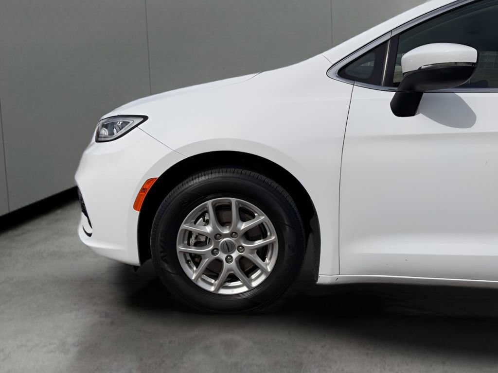 Used 2023 Chrysler Pacifica Touring-L image 12