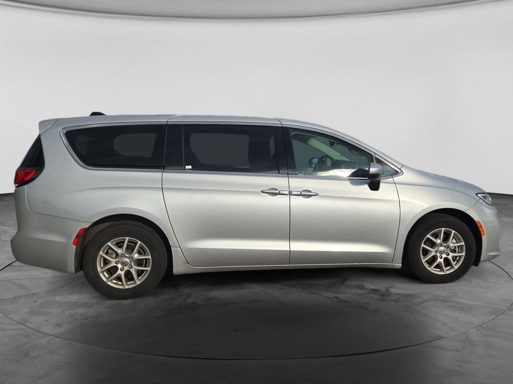 Used 2023 Chrysler Pacifica Touring-L FWD image 11