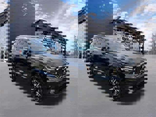 Used 2023 Volvo XC40 B5 Plus image 3