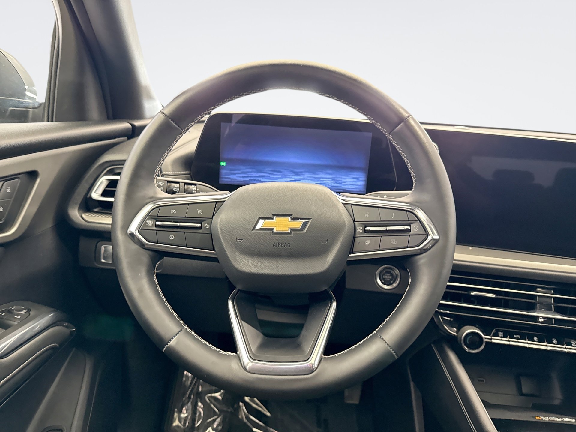 Used 2025 Chevrolet Traverse LT w/ Sun and Wheel Package image 12