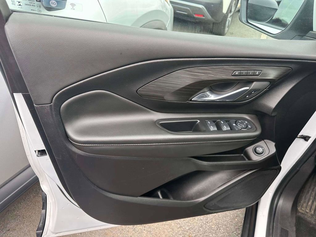 Used 2024 GMC Terrain SLT AWD/4WD image 14