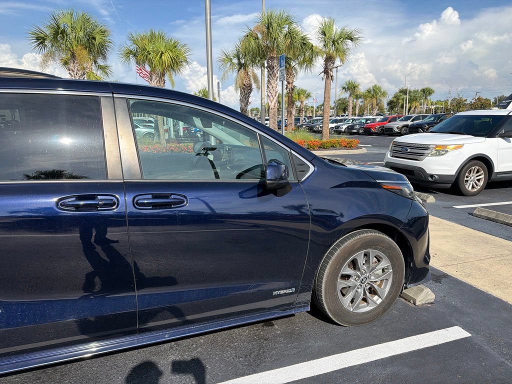 Used 2021 Toyota Sienna LE w/ LE Plus Package AWD/4WD image 9