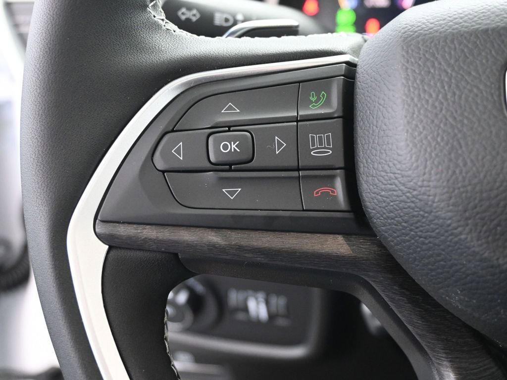 Used 2025 Jeep Grand Cherokee Limited w/ Luxury Tech Group II image 35