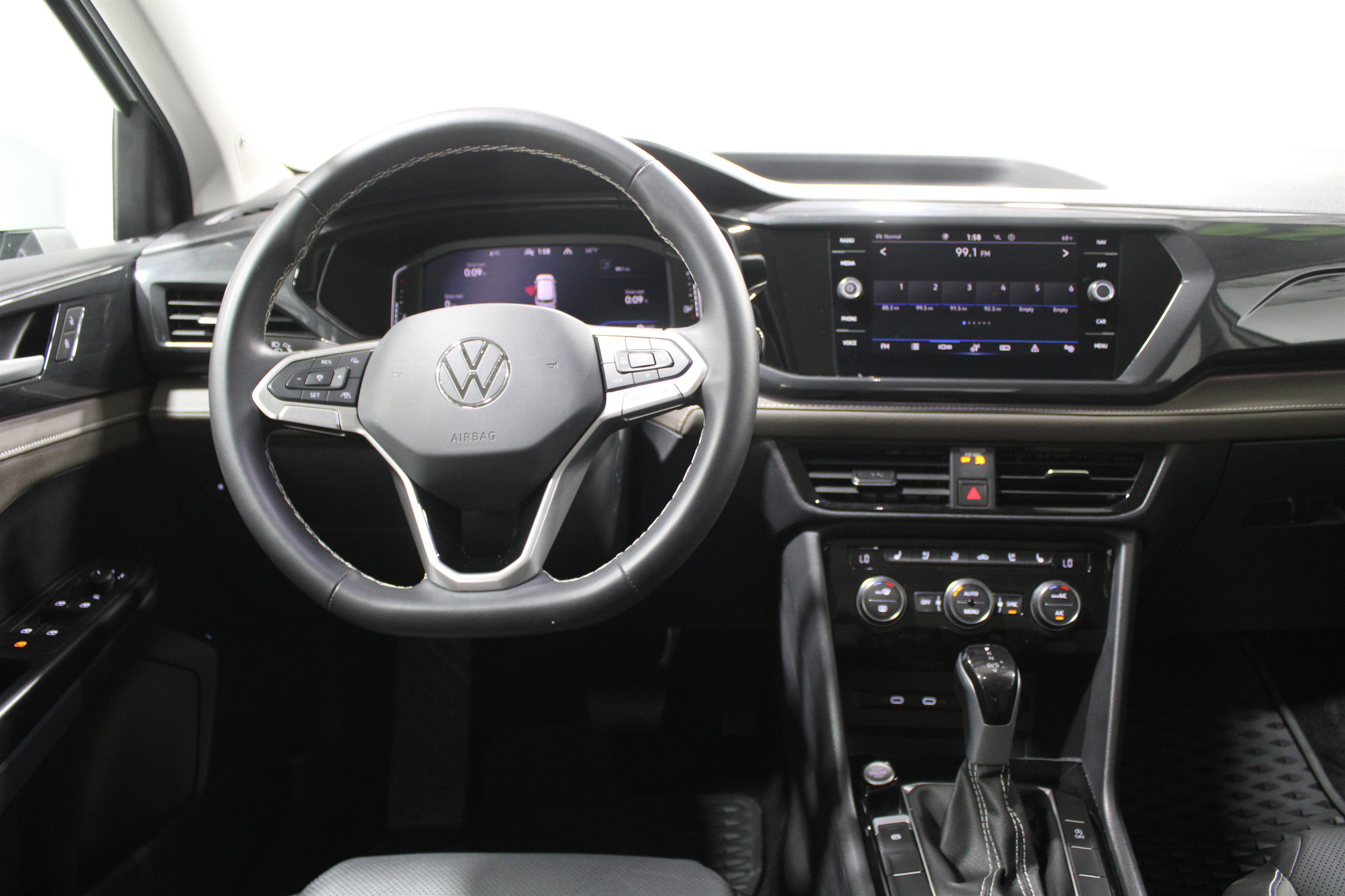 Used 2024 Volkswagen Taos SEL image 2