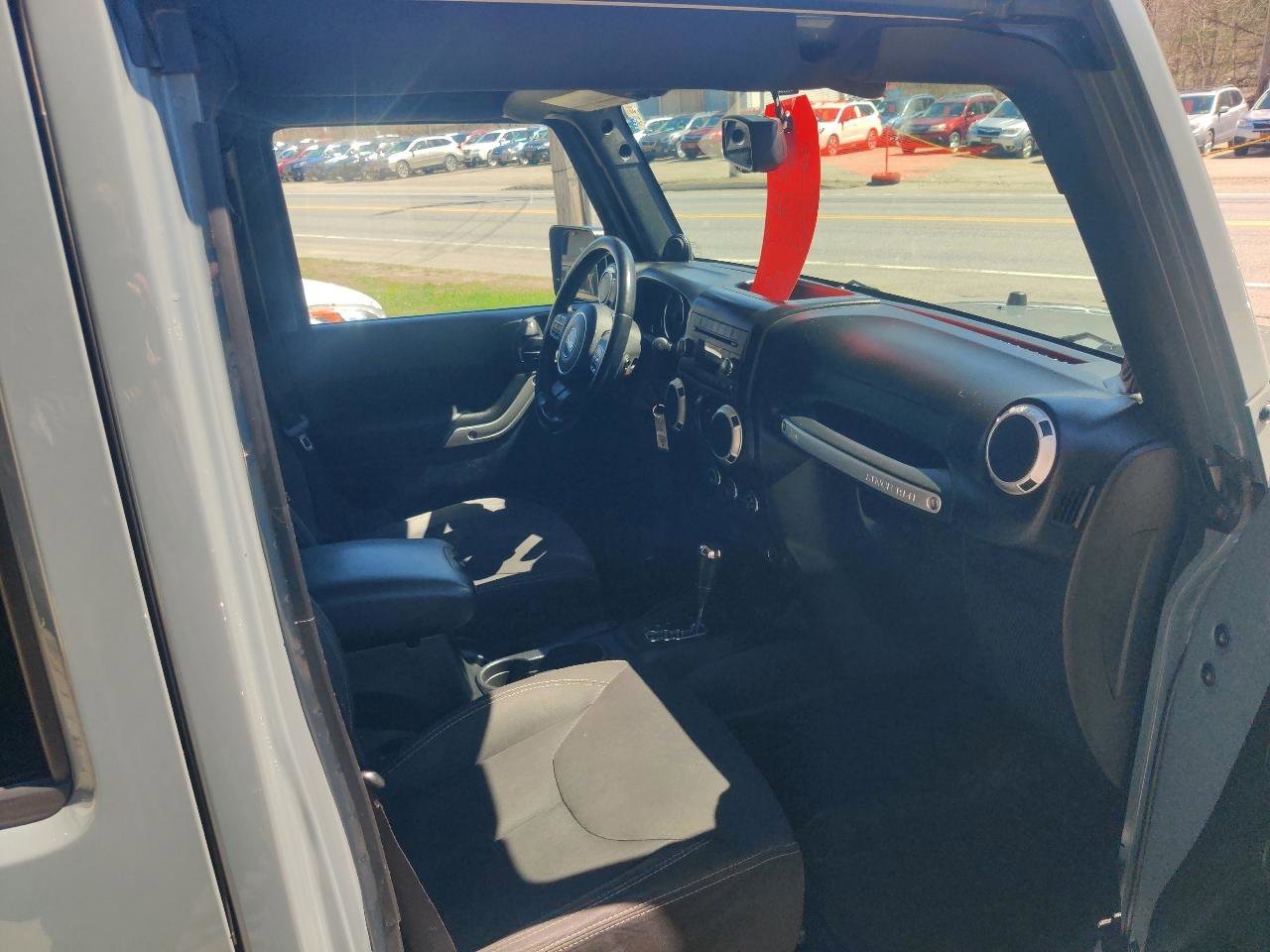 Used 2014 Jeep Wrangler Unlimited Sahara w/ Connectivity Group AWD/4WD image 15