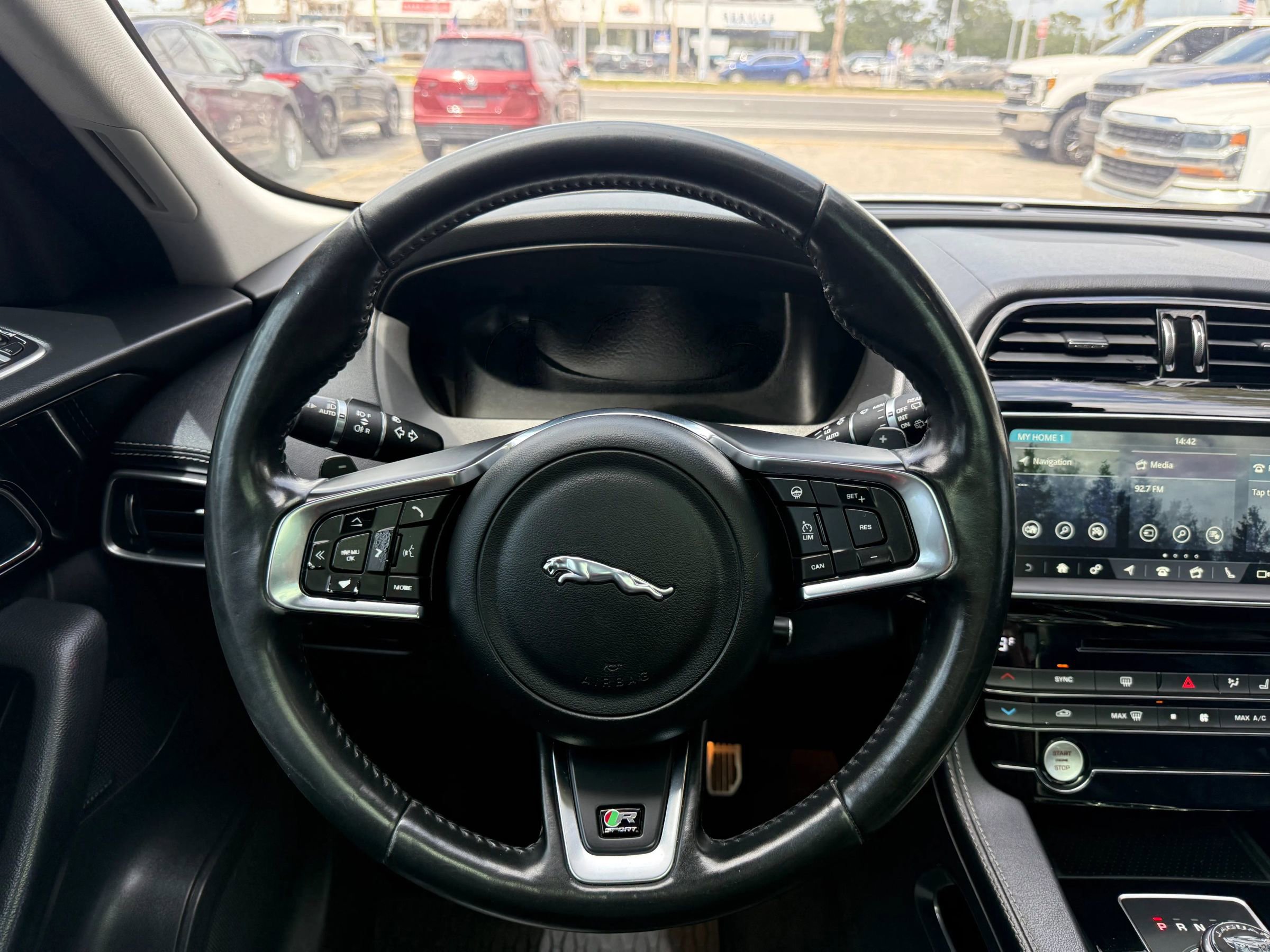 Used 2017 Jaguar F-PACE R-Sport image 9