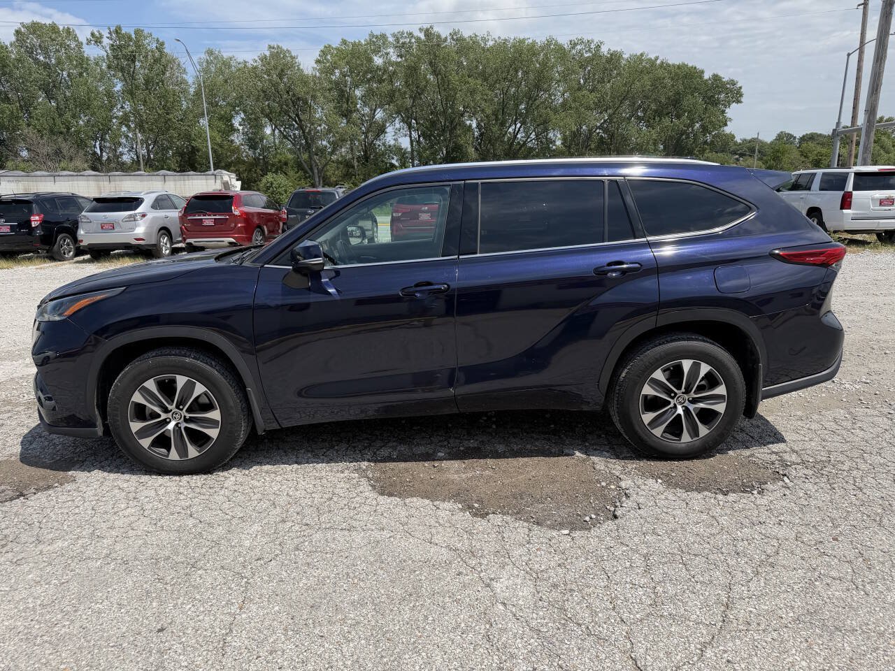 Used 2021 Toyota Highlander XLE AWD/4WD image 6