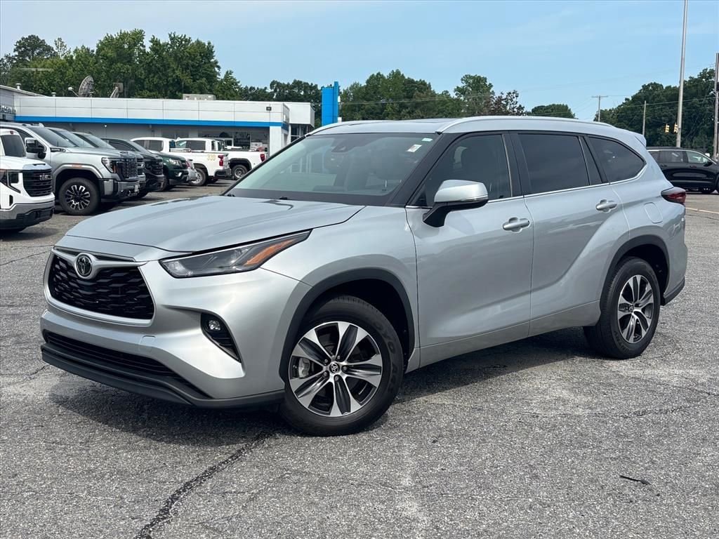 Used 2024 Toyota Highlander XLE FWD video 2