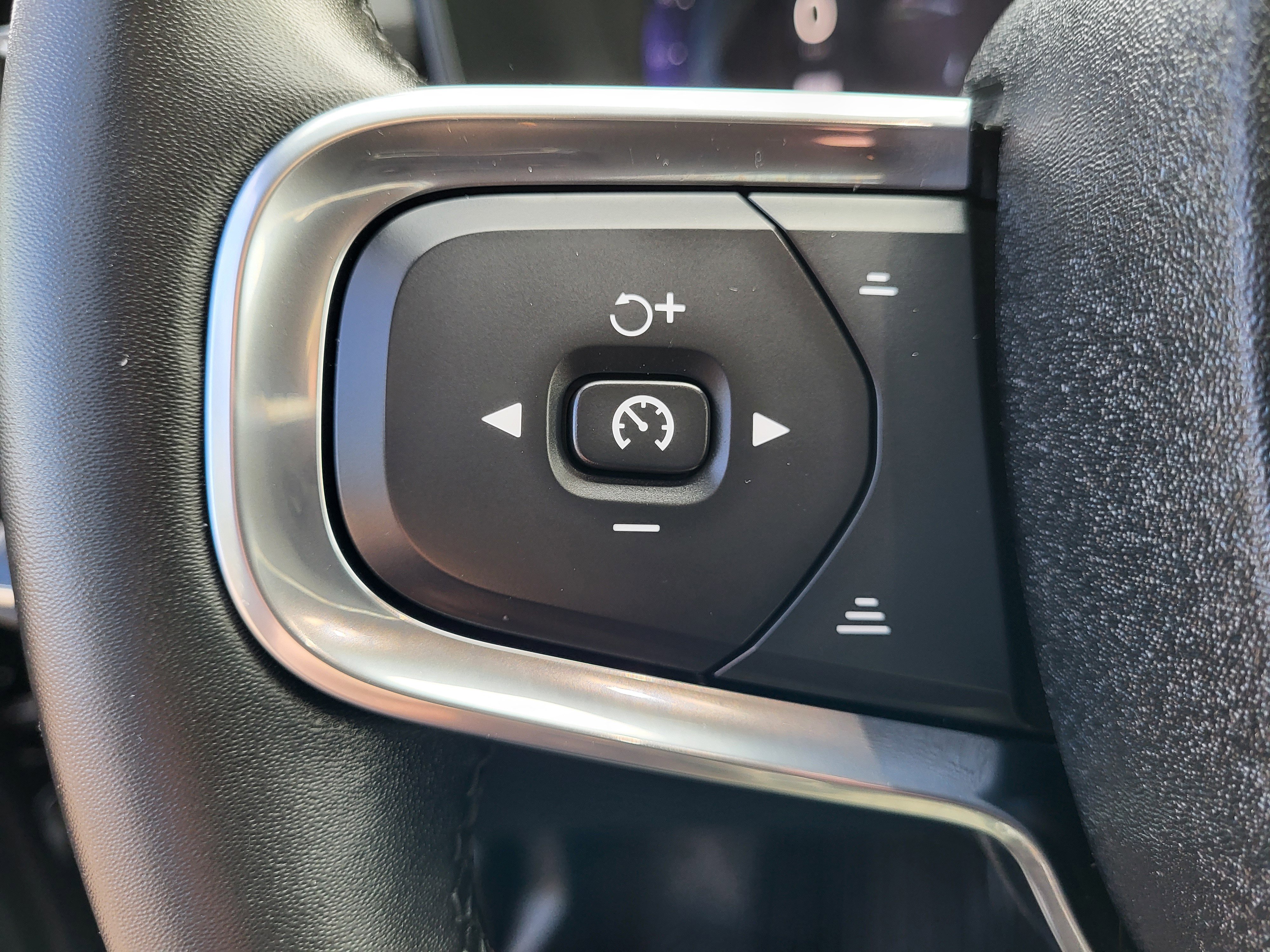 Used 2023 Volvo XC40 B5 Core image 19