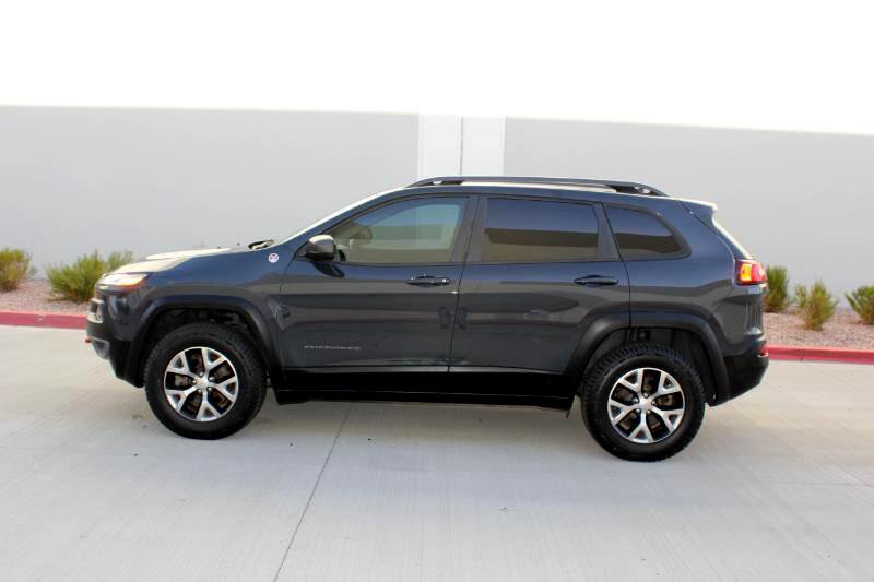 Used 2017 Jeep Cherokee Trailhawk image 8