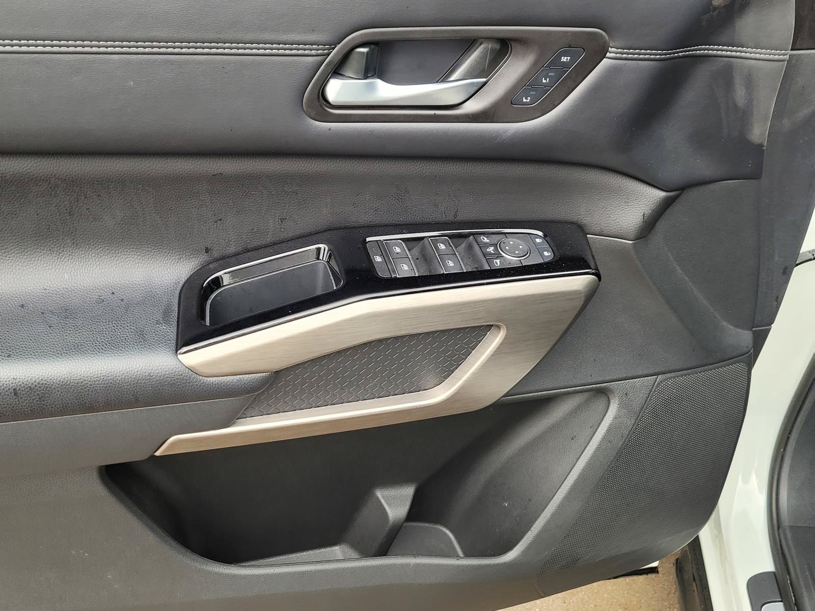 Used 2024 Nissan Pathfinder Platinum FWD image 4