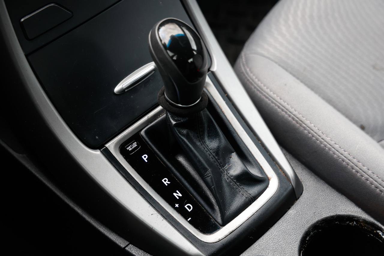 Used 2015 Hyundai Elantra SE image 34