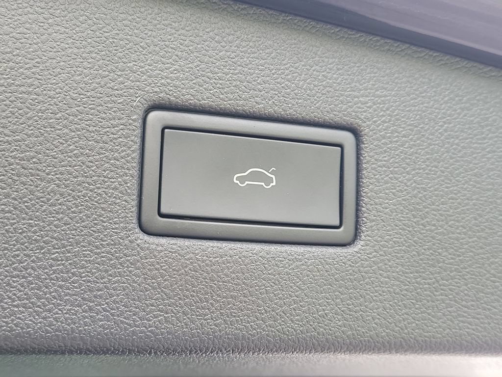 Used 2023 Volkswagen Tiguan SE w/ Panoramic Sunroof Package FWD image 8