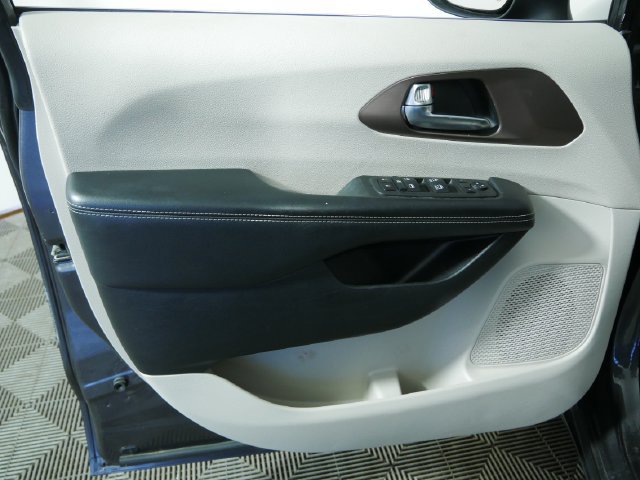 Used 2022 Chrysler Voyager LX FWD image 18