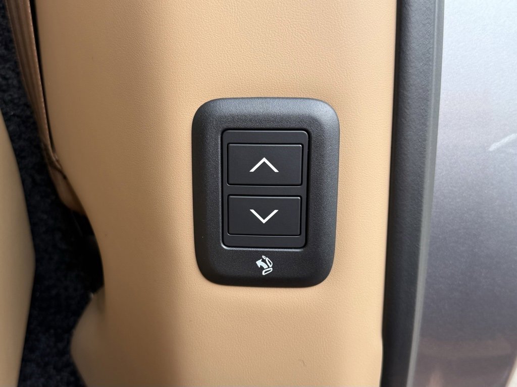 New 2025 Land Rover Range Rover Long Wheelbase SE image 34