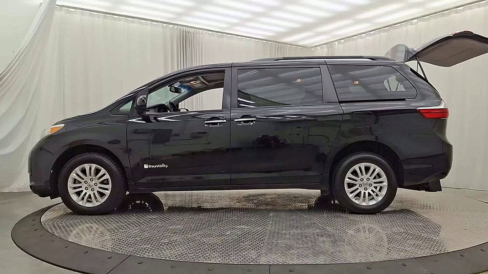 Used 2015 Toyota Sienna XLE w/ XLE Navigation Package image 5