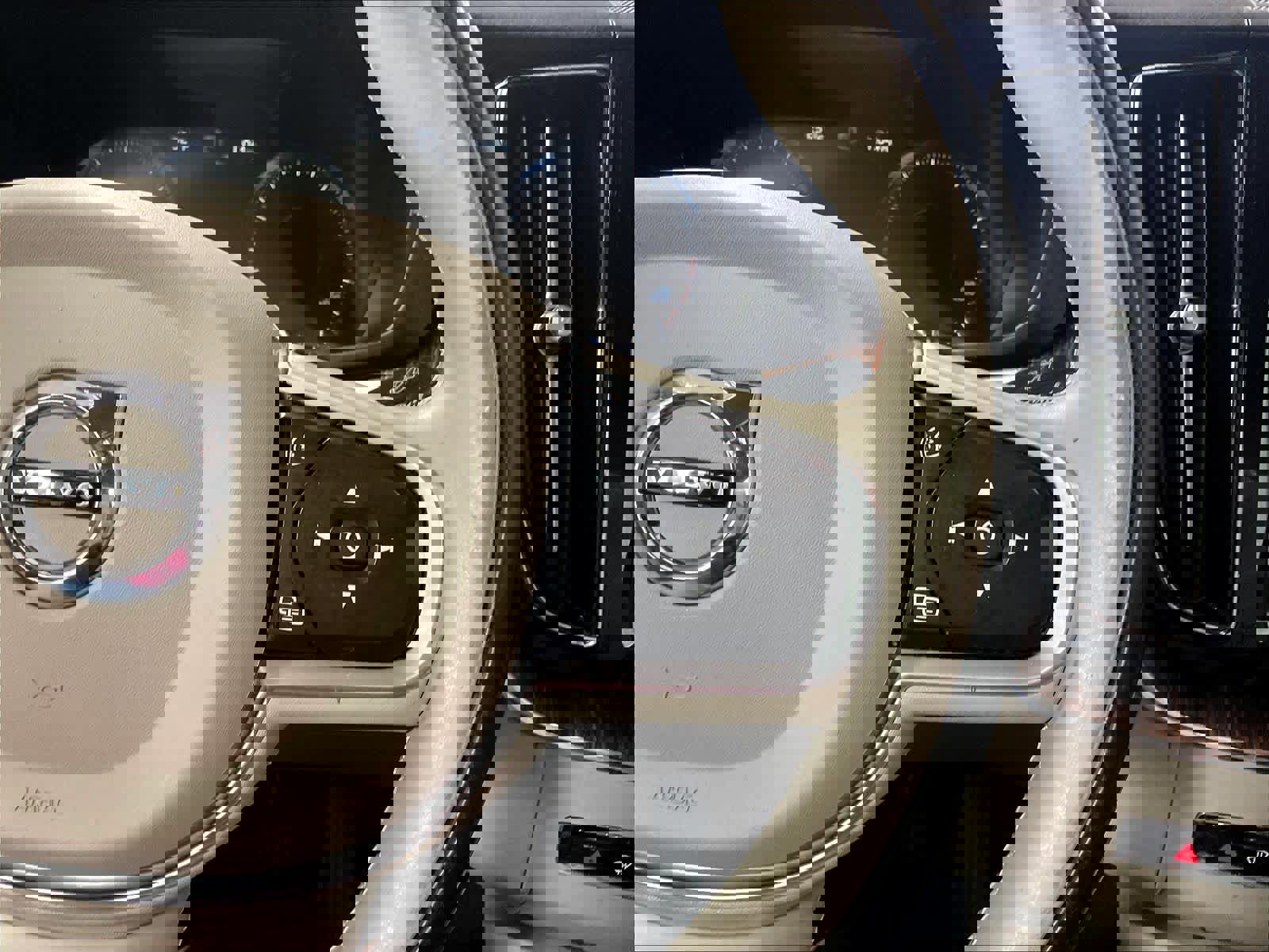 Used 2019 Volvo XC60 T6 Momentum w/ Multimedia Package image 23