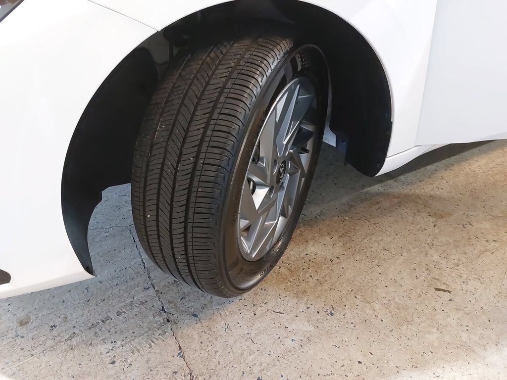 Used 2025 Hyundai Elantra Hybrid FWD image 34