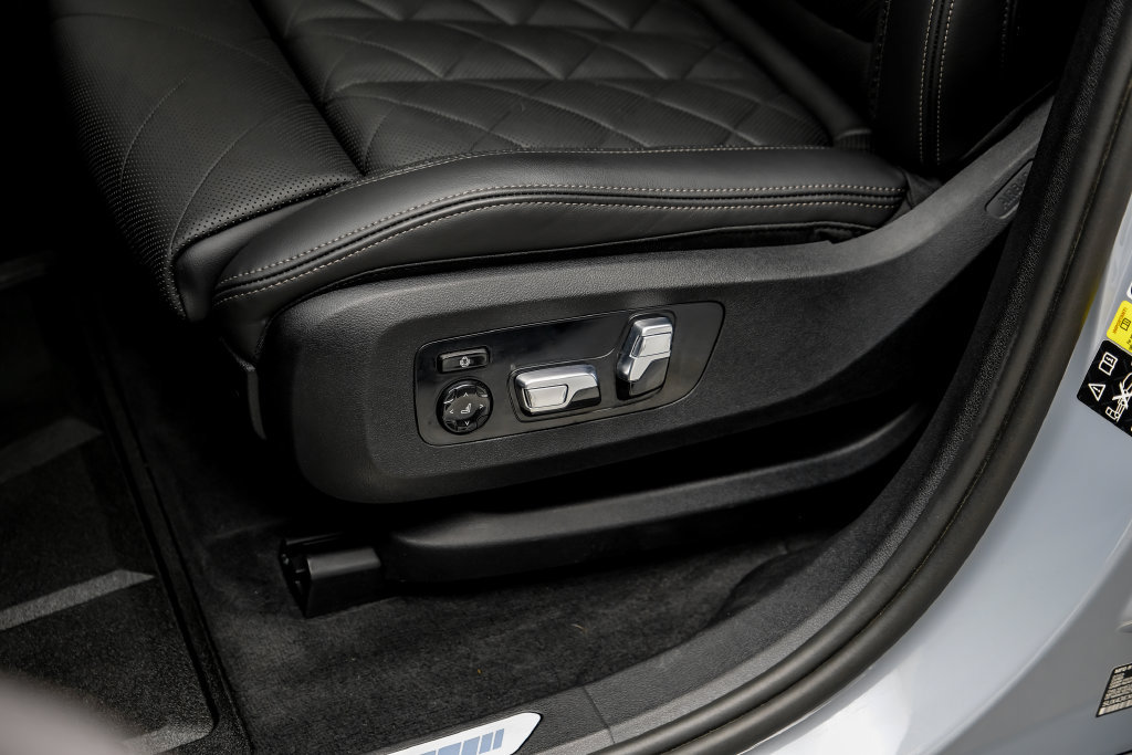 Used 2024 BMW X6 M60i w/ Climate Comfort Package AWD/4WD image 43