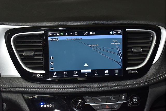 Certified 2025 Chrysler Pacifica Limited FWD image 35