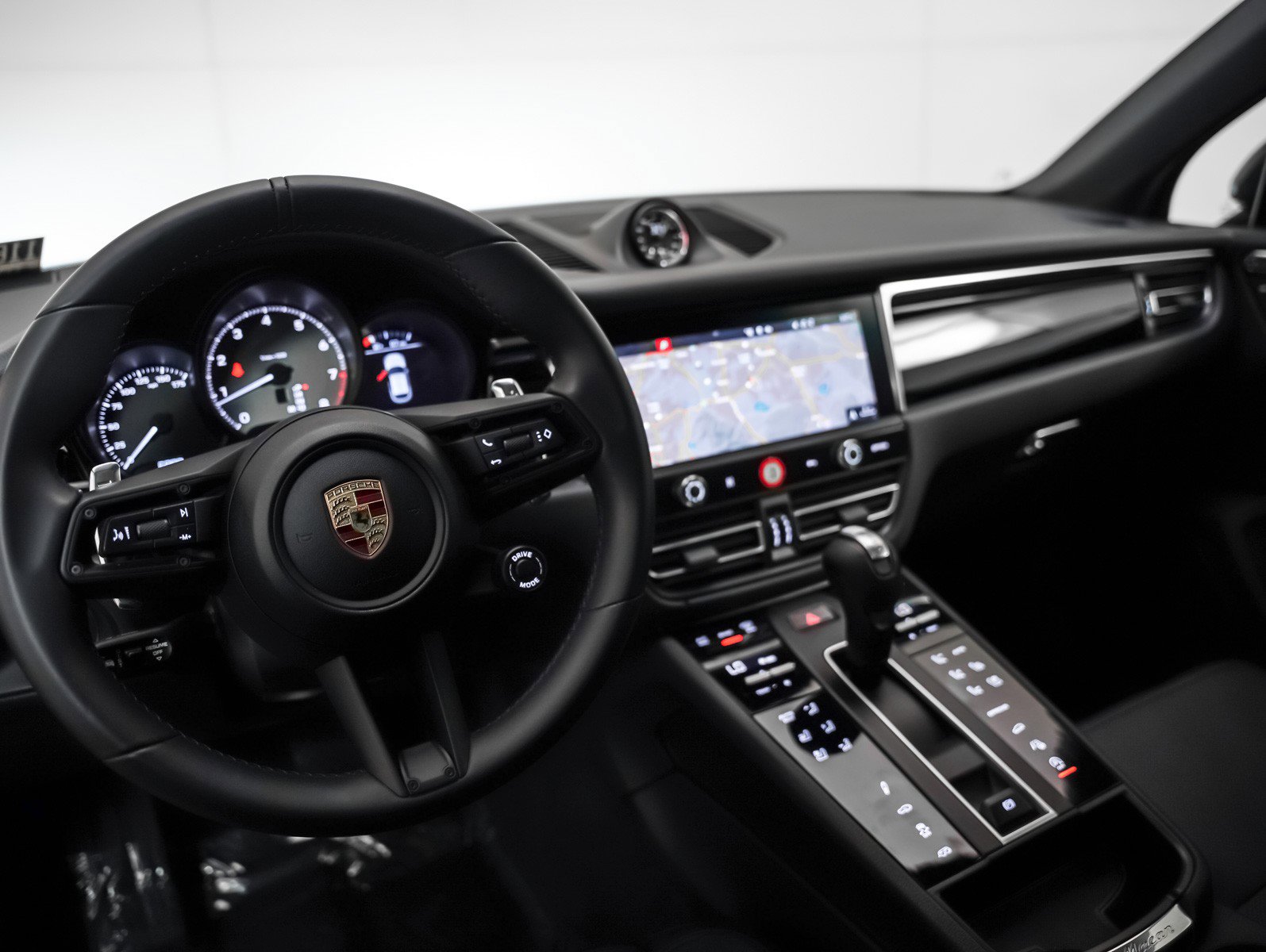 Certified 2025 Porsche Macan S image 4