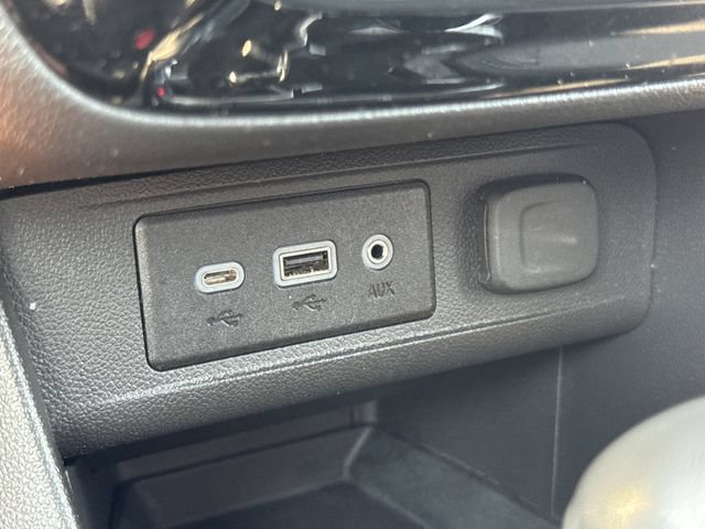 Used 2022 Buick Encore GX Preferred w/ Cold Weather Comfort Package FWD image 32