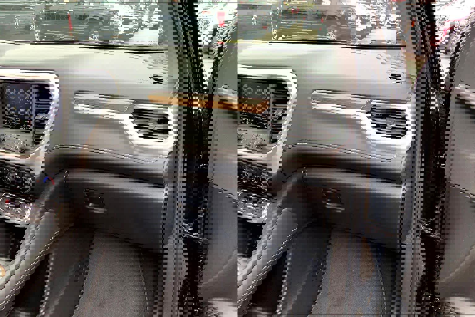 Used 2023 GMC Acadia SLE w/ Driver Convenience Package image 17