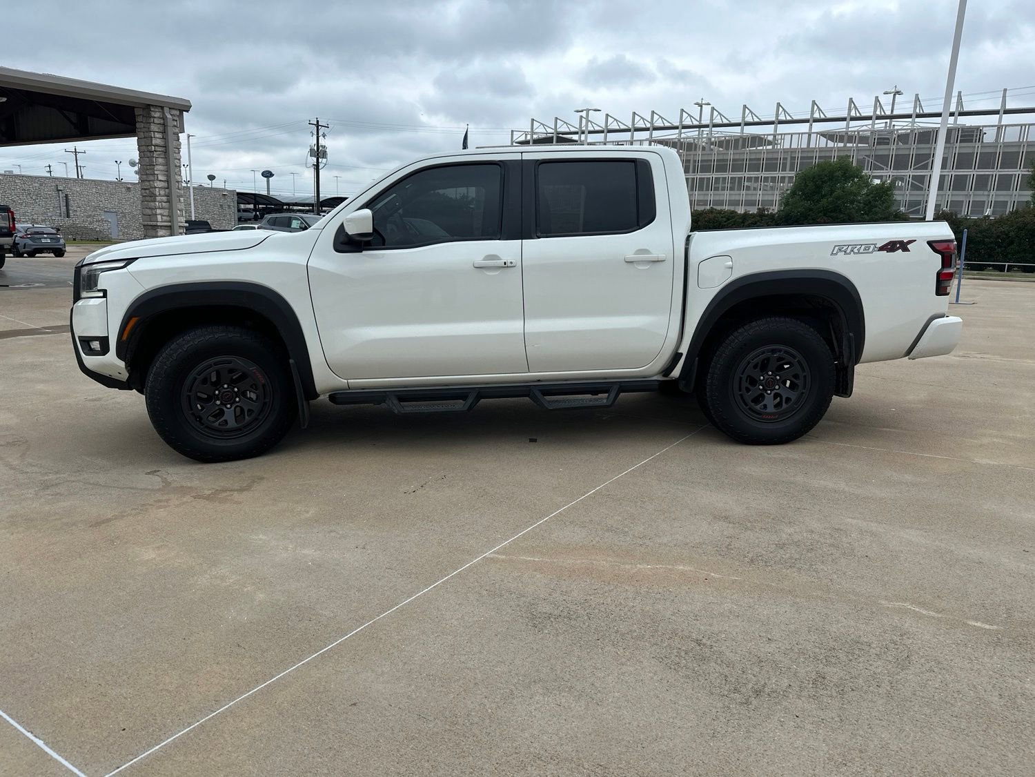 Used 2025 Nissan Frontier PRO-4X AWD/4WD image 2