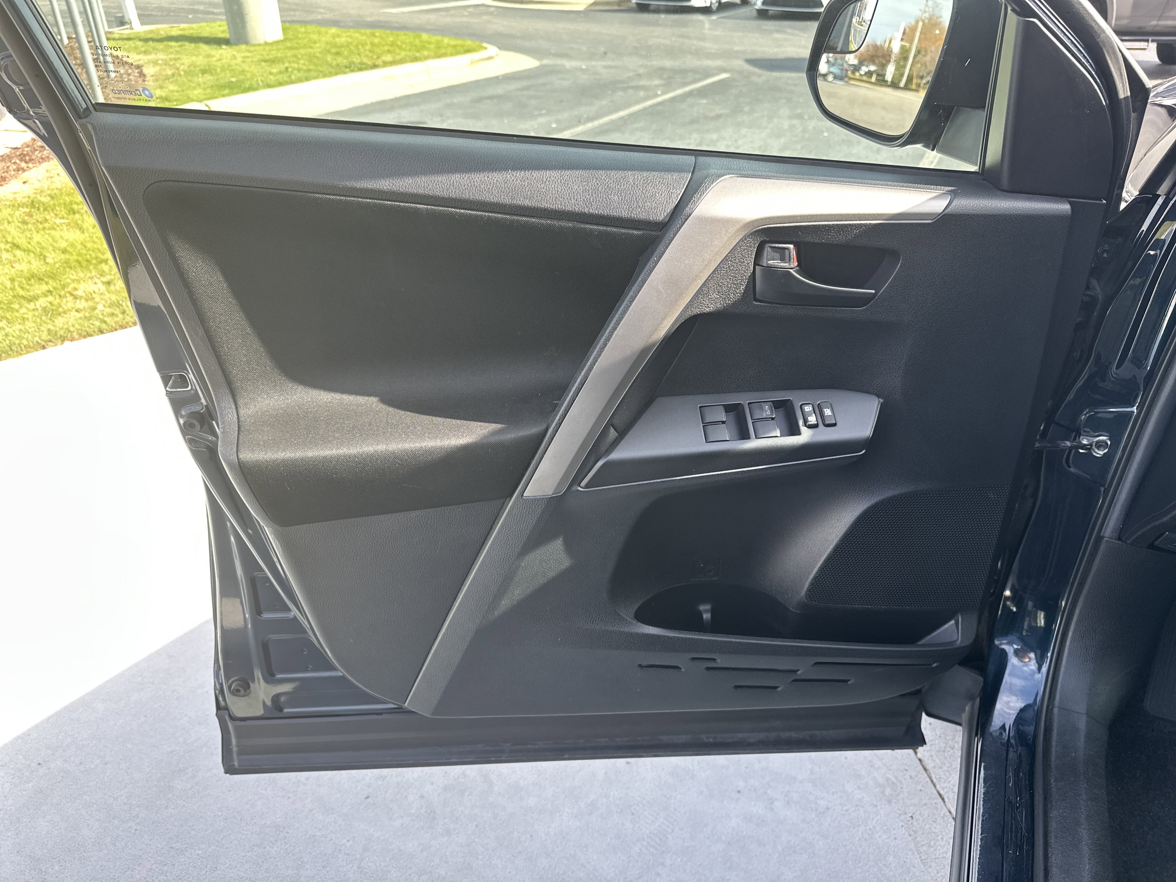 Used 2018 Toyota RAV4 LE image 14