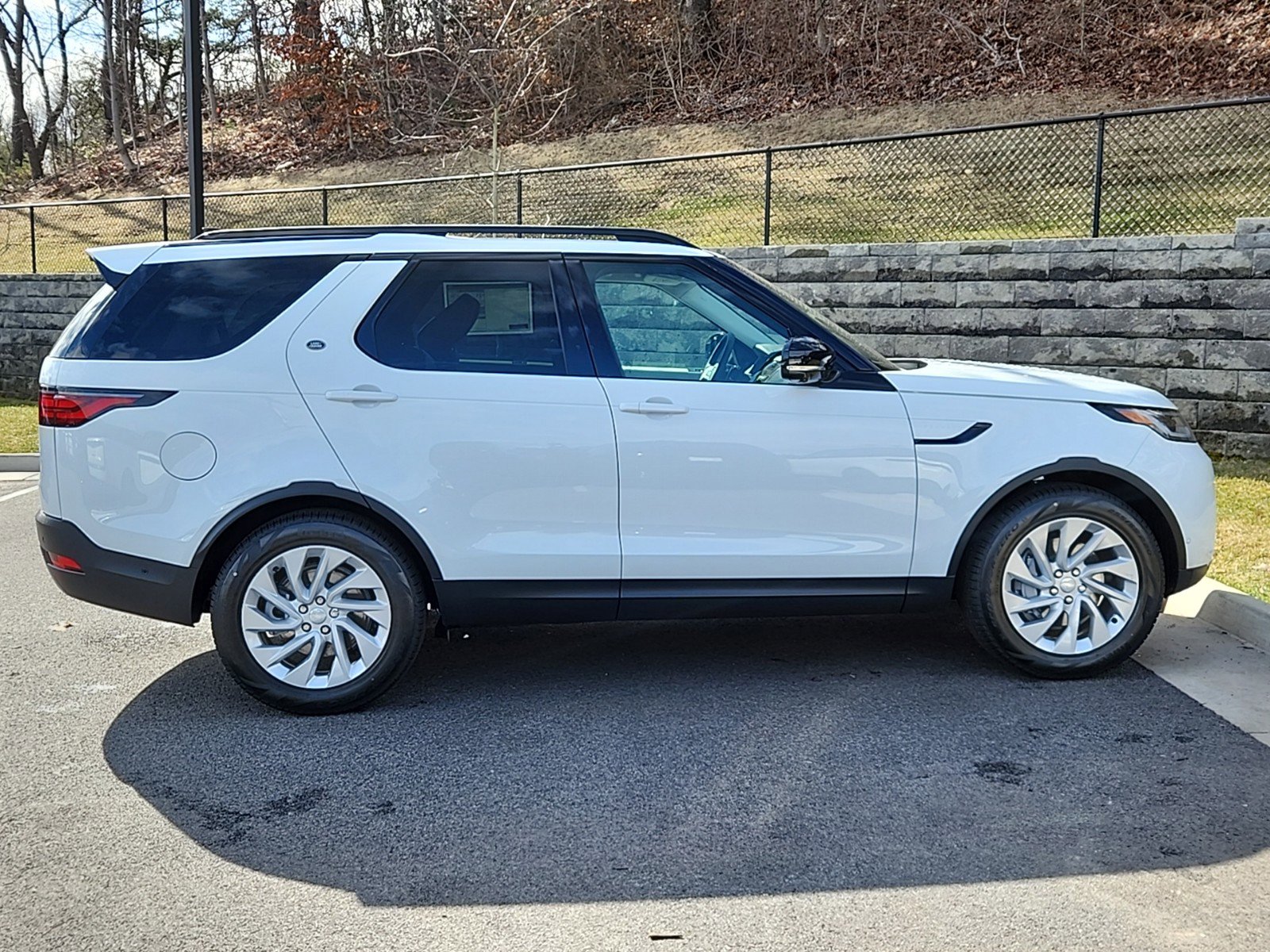 Certified 2025 Land Rover Discovery S image 11