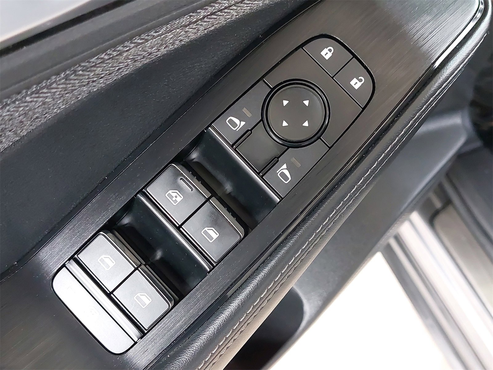 Used 2023 Nissan Rogue SV image 26